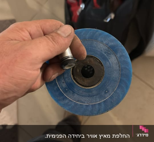 יד מחזיקה כלי עבודה עם גלגל כחול